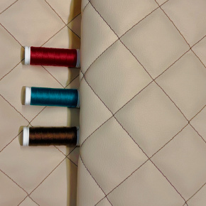 Simili cuir matelassé 5X5 cm, 540 g/m², largeur 145 cm, beige avec fil marron