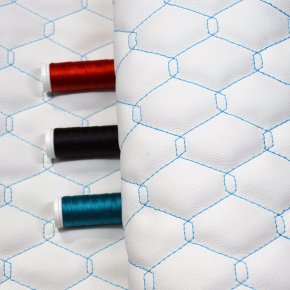 Simili cuir matelassé GEO, 540 g/m², largeur 145 cm, blanc avec fil turquoise