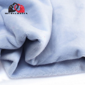 Tissu minky fausse fourrure, 320 g/m², largeur 160 cm, au métre bleu clair Tissu minky fausse fourrure, 320 g/m², largeur 160 cm, au métre bleu clair