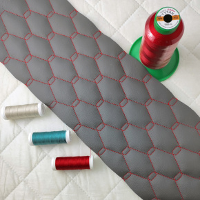 Simili cuir matelassé GEO, 540 g/m², largeur 145 cm, gris avec fil rouge Simili cuir matelassé GEO, 540 g/m², largeur 145 cm, gris avec fil rouge
