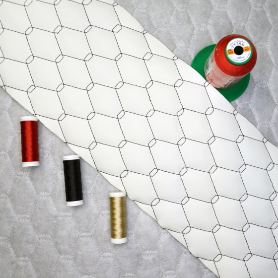 Ekokůže GEO barva bílá prošívaná Černými nitěmi, metráž, 145 cm