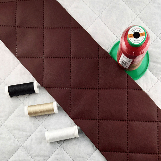 Simili cuir matelassé 5X5 cm, 540 g/m², largeur 145 cm, bordeaux