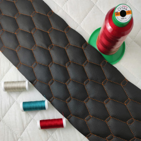 Simili cuir matelassé GEO, 540 g/m², largeur 145 cm, noir avec fil orange Simili cuir matelassé GEO, 540 g/m², largeur 145 cm, noir avec fil orange