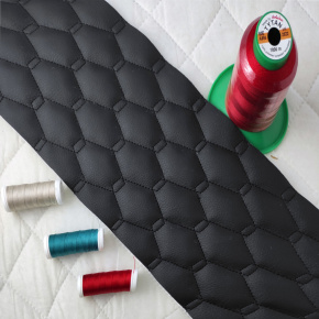 Simili cuir matelassé GEO, 540 g/m², largeur 145 cm, noir avec fil noir Simili cuir matelassé GEO, 540 g/m², largeur 145 cm, noir avec fil noir